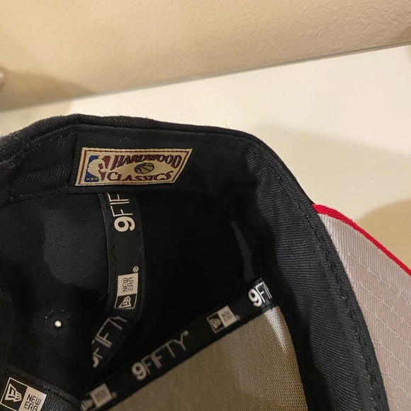 Adjustable New Era snapback cap for kid. Used only once. - Picture 6 of 7